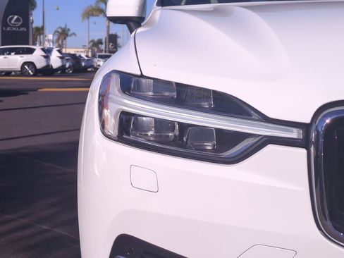 Used 2020 Volvo XC60 T8 Momentum image 11