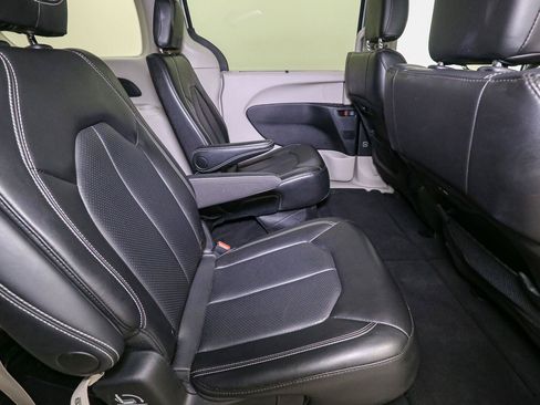 Used 2024 Chrysler Pacifica Touring-L FWD image 19