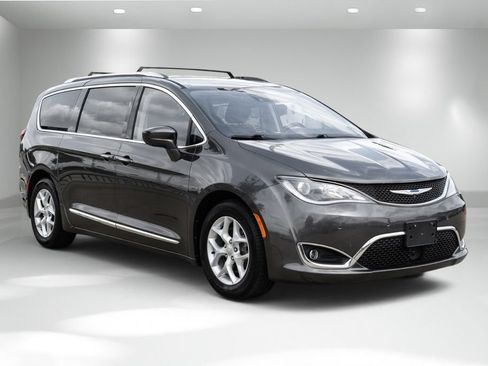 Used 2018 Chrysler Pacifica Touring-L Plus w/ Advanced Safetytec Group FWD image 5