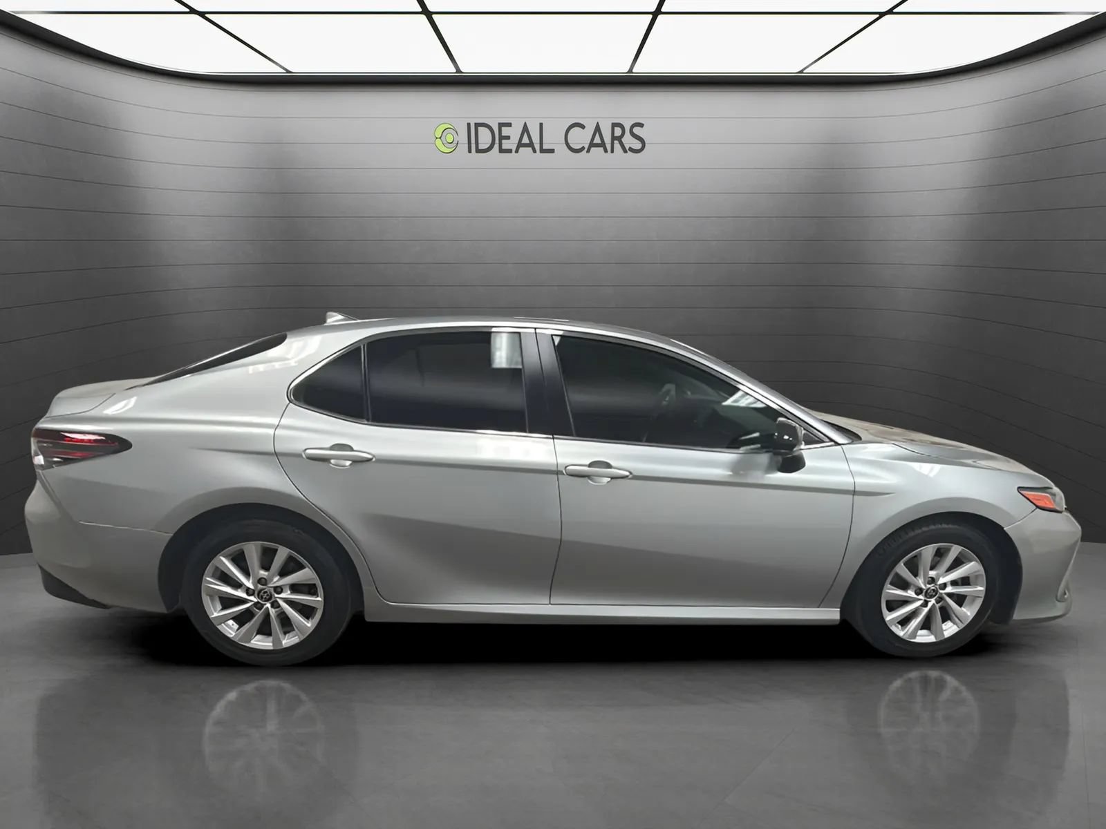 Used 2021 Toyota Camry LE w/ Carpet Mat Package (TMS) FWD image 4