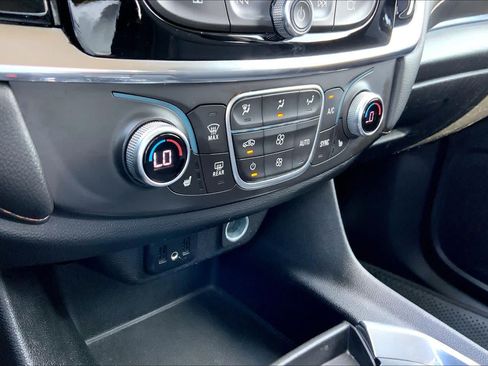 Used 2018 Chevrolet Traverse LT FWD image 34