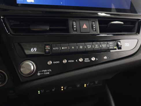 Used 2023 Lexus ES 300h Ultra Luxury w/ Accessory Package (Z2) FWD image 29
