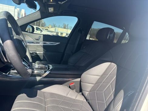 Used 2024 BMW 760i xDrive w/ Premium Package 2 image 3