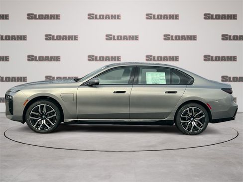 New 2026 BMW 750e xDrive image 2