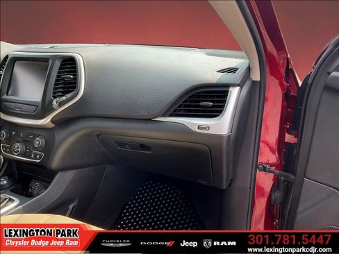 Used 2017 Jeep Cherokee Latitude w/ Comfort/Convenience Group AWD/4WD image 25