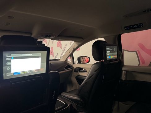 Used 2022 Chrysler Pacifica Touring-L w/ Uconnect Theater Family Group image 21