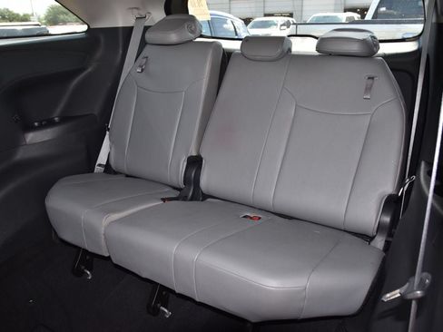 Used 2025 Toyota Sienna XLE FWD image 11
