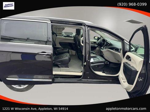 Used 2018 Chrysler Pacifica Touring-L Plus FWD image 38