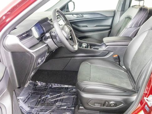 New 2025 Jeep Grand Cherokee Altitude image 15