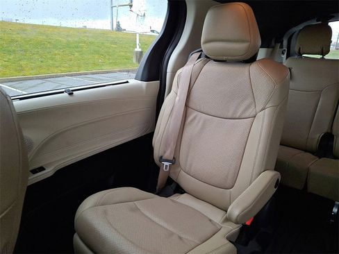 Certified 2024 Toyota Sienna Limited image 18