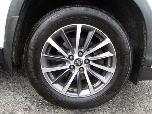 Used 2019 Toyota Highlander XLE AWD/4WD image 17