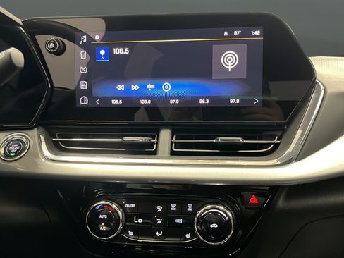 Used 2025 Chevrolet Trax LT w/ LT Convenience Package FWD image 12