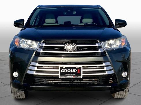 Used 2018 Toyota Highlander XLE image 3