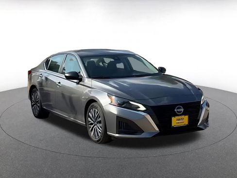 Used 2025 Nissan Altima 2.5 SV FWD image 3