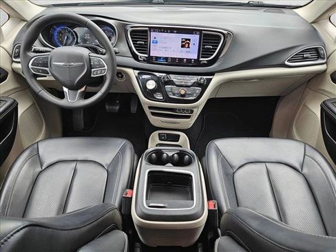 Used 2023 Chrysler Pacifica Touring-L FWD image 17