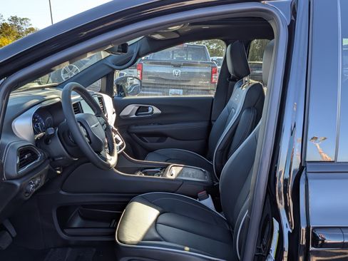New 2026 Chrysler Pacifica Limited w/ S Appearance Package AWD/4WD image 17