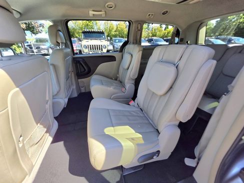 Used 2015 Chrysler Town & Country Touring-L FWD image 11