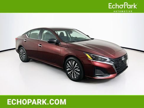 Used 2025 Nissan Altima 2.5 SV image 1