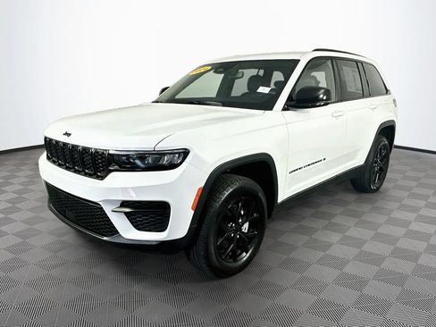 Used 2024 Jeep Grand Cherokee Altitude AWD/4WD image 5