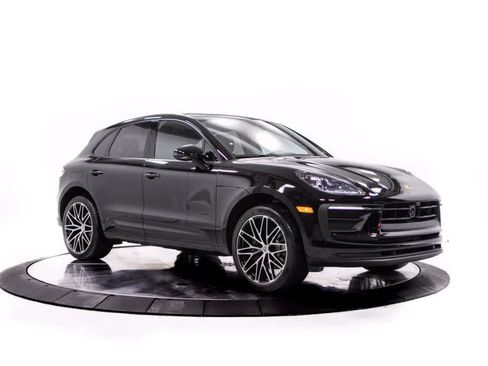 Certified 2026 Porsche Macan AWD/4WD image 9