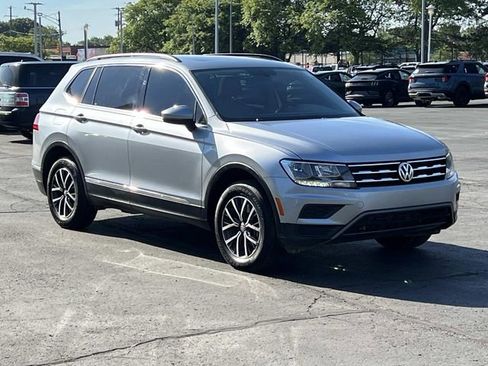 Used 2020 Volkswagen Tiguan SE w/ Panoramic Sunroof Package FWD image 7