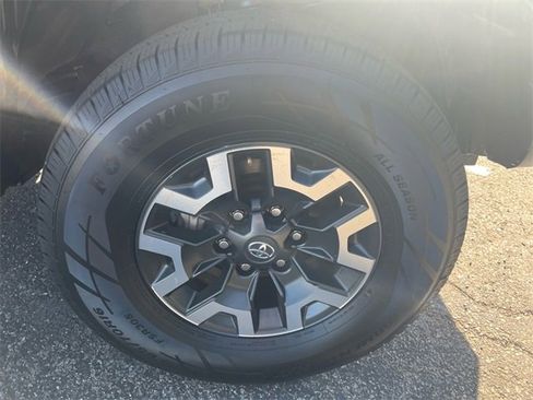 Certified 2022 Toyota Tacoma TRD Off-Road image 25