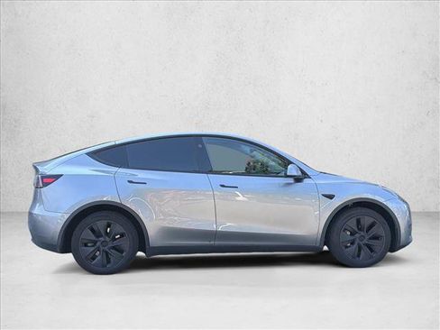 Used 2024 Tesla Model Y Long Range AWD/4WD image 4