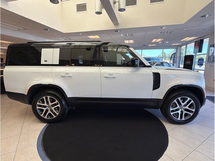 Used 2023 Land Rover Defender 130 SE AWD/4WD image 4