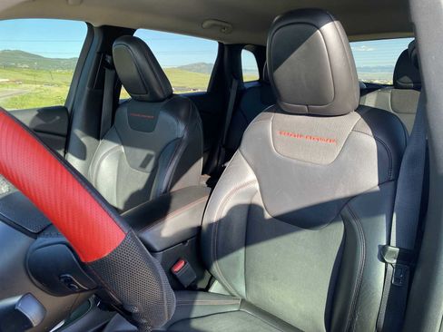 Used 2018 Jeep Cherokee Trailhawk AWD/4WD image 19