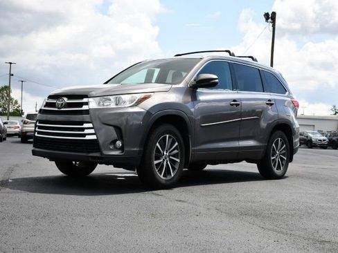 Used 2018 Toyota Highlander XLE AWD/4WD image 3