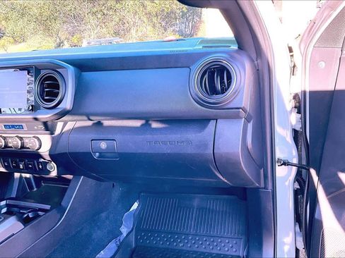 Certified 2022 Toyota Tacoma TRD Off-Road image 18