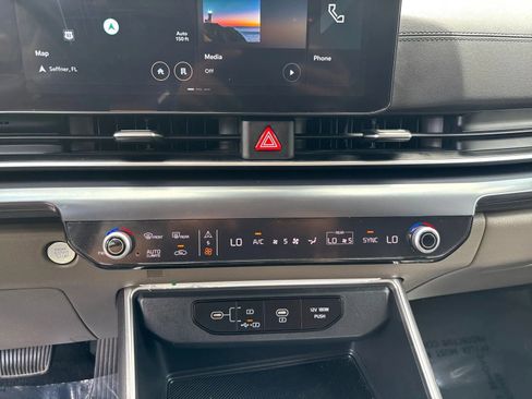 Used 2025 Kia Carnival FWD image 20