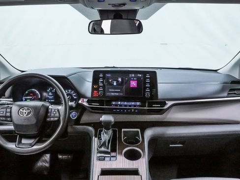 Used 2023 Toyota Sienna LE image 16