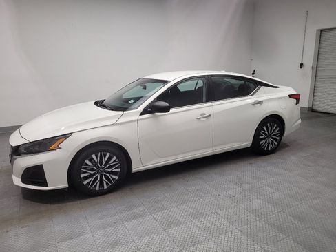 Used 2025 Nissan Altima 2.5 SV FWD image 2