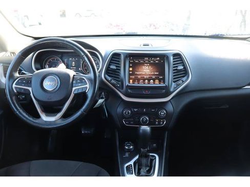 Used 2016 Jeep Cherokee Latitude w/ Cold Weather Group AWD/4WD image 9