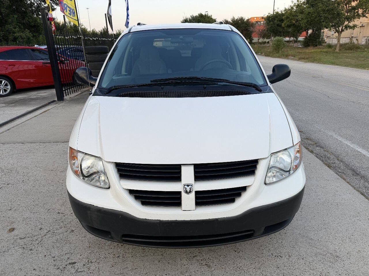 Used 2005 Dodge Caravan SE w/ Popular Equipment Group FWD image 3