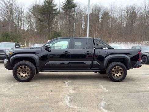 Used 2025 Toyota Tacoma Trailhunter image 2