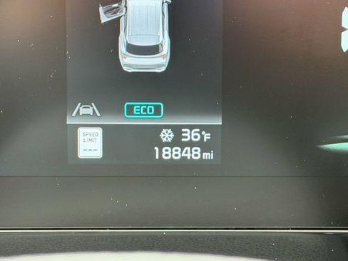 Used 2023 Kia Sportage LX image 3