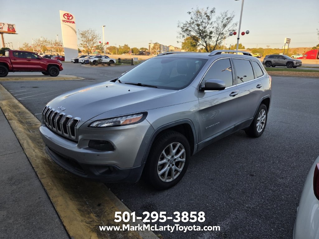 Used 2018 Jeep Cherokee Latitude Plus w/ Comfort/Convenience Group FWD image 10
