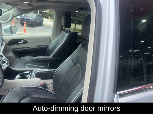 Used 2022 Chrysler Pacifica Limited w/ Uconnect Theater Family Group FWD image 16