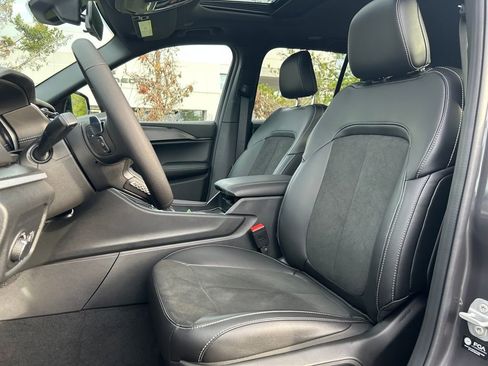 New 2025 Jeep Grand Cherokee Altitude image 23