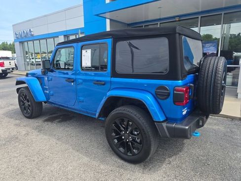 Used 2024 Jeep Wrangler Unlimited Sahara w/ Technology Group AWD/4WD image 3