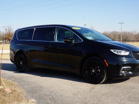 Used 2023 Chrysler Pacifica Touring-L image 5
