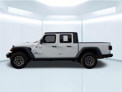 Used 2025 Jeep Gladiator Rubicon w/ Convenience Group AWD/4WD image 2