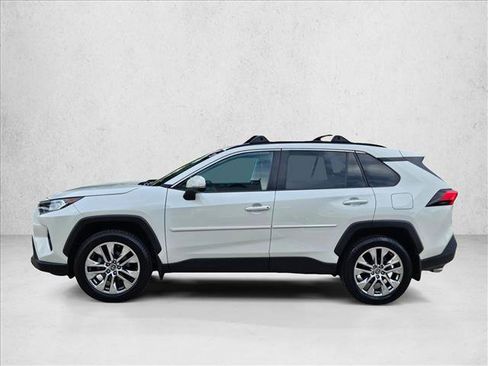 Used 2021 Toyota RAV4 XLE Premium image 9