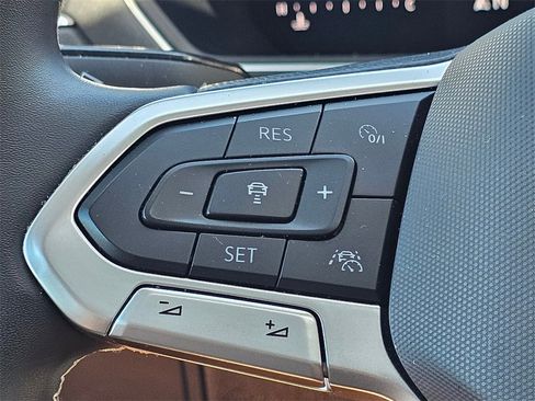 Used 2024 Volkswagen Tiguan SE w/ Panoramic Sunroof Package image 21