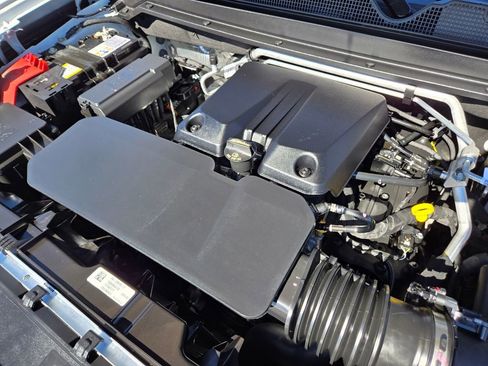 Used 2024 Chevrolet Colorado Z71 w/ Z71 Convenience Package 2 image 17