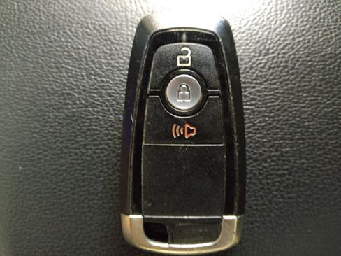 Used 2018 Ford Explorer XLT image 32