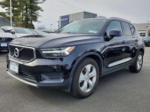 Used 2019 Volvo XC40 T5 Momentum image 3