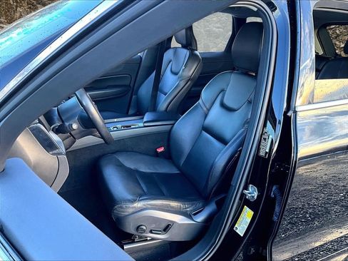 Used 2019 Volvo XC60 T5 Momentum w/ Multimedia Package image 22